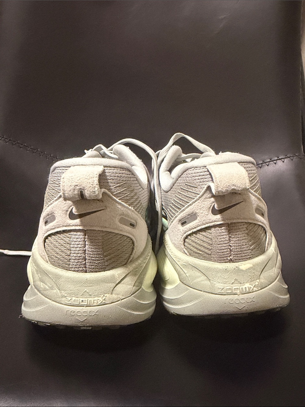Nike Women’s Vomero 18 Running Shoes in Light Gray with Mint Accents, Sz 8.5 - Picture 5 of 9